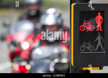 Gruppe von Bikern hielten wir an Ampeln für Fußgänger überqueren, Preston, UK Stockfoto