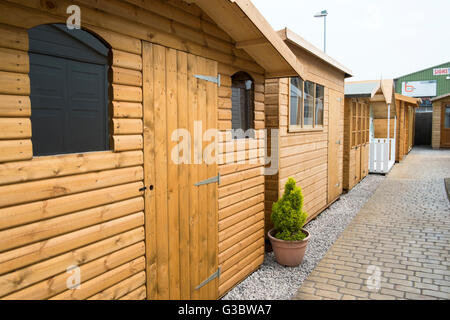 Holzwerkstatt, Heimbüro oder Sommerhäuser, Gartenschuppen aus Holz, gebaut aus Redwood oder Kiefer, Lancashire, Großbritannien Stockfoto