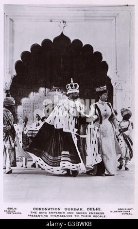 Die Krönung Durbar, Delhi 12. Dezember 1911. Der König Kaiser (George V) und Königin-Kaiserin (Maria) präsentieren sich zu ihrem Volk.     Datum: 1911 Stockfoto