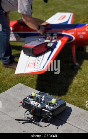 Fernbedienung für ein Radio single Prop Gas Motor Flugzeug gesteuert Stockfoto