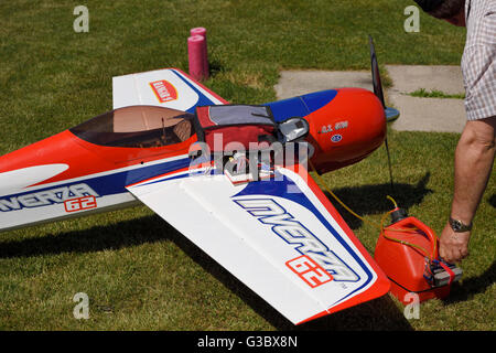 Bastler aufladen und Betankung einen Radio single Prop Gas Motor Flugzeug gesteuert Stockfoto