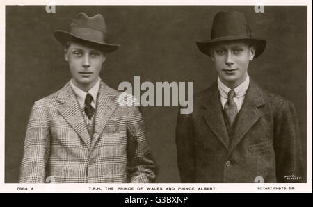 Edward, Prince of Wales (später König Edward VIII) (1894-1972) mit seinem Bruder Prinz Albert (später König George VI) (1895 – 1952) - British Royalty.     Datum: ca. 1909 Stockfoto