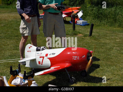 Hobbyisten Tests einen Fat Boy Radio kontrolliert einzelne Prop Flugzeuge bei einem Club-treffen Stockfoto