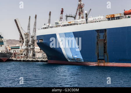 Bild des blauen großes Schiff auf Wasser Stockfoto