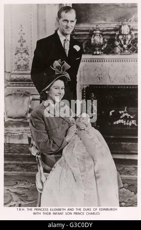 Prinzessin Elizabeth (später Königin Elizabeth II) mit Neugeborenen Sohn Prinz Charles (geboren am Buckingham Palace am 14. November 1948) und Ehemann der Herzog von Edinburgh.     Datum: 1948 Stockfoto
