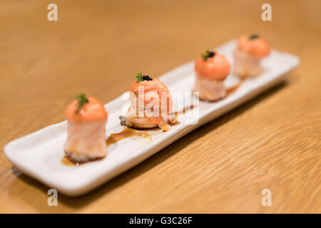 Lachs Sushi in modernen Fusion-Stil, Schärfentiefe-Effekt Stockfoto