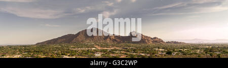 Phoenix, Az, Camelback Mountain, breite zusätzliche detaillierte Stil Landschaft Bannergrafik Stockfoto