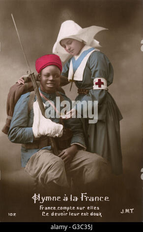 Der verletzte Kolonialsoldat (WW1), der von der Krankenschwester betreut wird Stockfoto