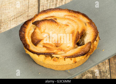 In Scheiben geschnittenen Apfelkuchen Stockfoto