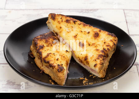 Einen köstlichen gerösteten Käse und Schinken Panini Croque Monsieur sandwich Stockfoto