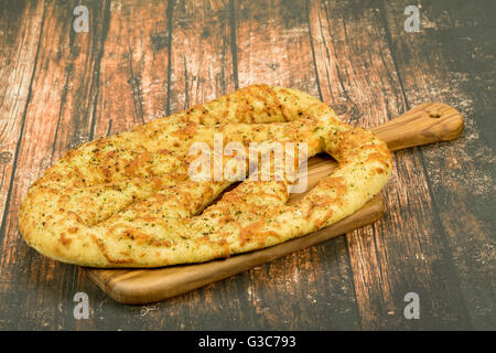 Eine authentische französische Fougasse oder Focaccia Brot aus der Provence, Frankreich.   Dieses Brot wird gebacken, mit Olivenöl, Knoblauch, Rosmarin Stockfoto