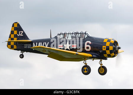 North American Aviation AT - 6C Harvard (Texan, SNJ) Trainingsflugzeug aus dem zweiten Weltkrieg G-TSIX Stockfoto
