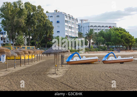 Tretboote an einem leeren Strand Stockfoto