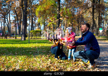 Unbeschwerte europäischen Familie im herbstlichen Park spielen Stockfoto