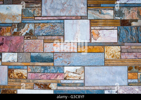 Abschnitt der "Crazy Pflaster" Wand, bestehend aus mehreren Arten von Naturstein Stockfoto
