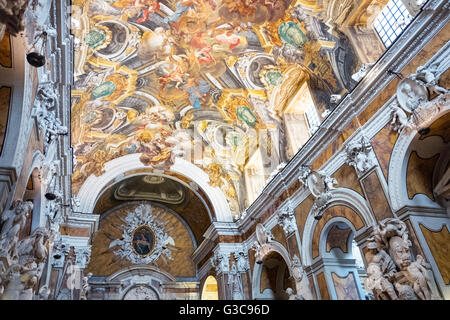 Neapel, Italien - 3. August 2015: Skulpturen und Gemälde im Inneren der Kapelle St. Severo Stockfoto