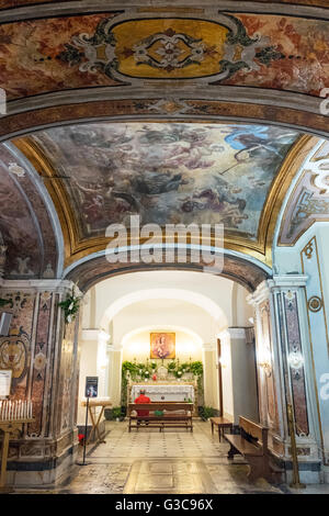 Neapel, Italien - 4. August 2015: Die Gemälde und Dekorationen von St.Gaetano churhc Stockfoto