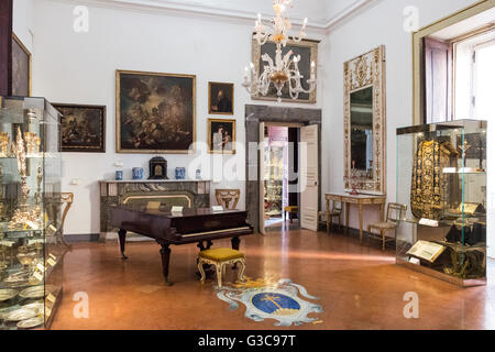 Neapel, Italien - 4. August 2015: Gemälde in den Hallen der Pio Monte Della Misericordia institution Stockfoto