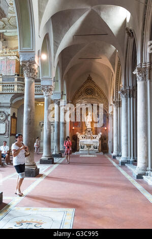 Neapel, Italien - 4. August 2015: Besucher in der Basilika St. Repetita auf der linken Seite des Kirchenschiffs Duomo Stockfoto