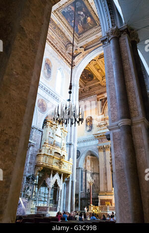 Neapel, Italien - 4. August 2015: Menschen unter den Gemälden und Dekorationen des Kirchenschiffs Duomo Stockfoto