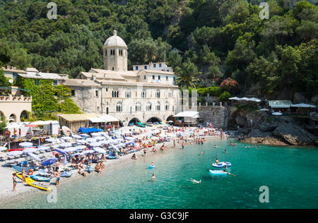 San Fruttuoso, Italien - 30. Juni 2015: The Capodimonte Abbey in der Anciest Fischerdorf mit Touristen am Strand Stockfoto