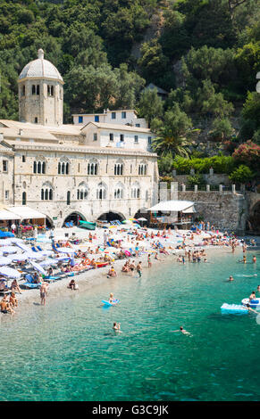 San Fruttuoso, Italien - 30. Juni 2015: The Capodimonte Abbey in der Anciest Fischerdorf mit Touristen am Strand Stockfoto