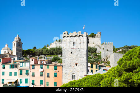 Italien, Porto Venere, Capitolare Turm mit der Genueser Burg im Hintergrund und die St.Lorenzo Kirche auf der linken Seite zu sehen Stockfoto