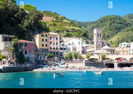 Monterosso, Italien - 7. September 2015: Das Dorf mit vielen Menschen am Strand, vom Meer gesehen. Stockfoto