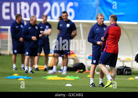 England-Manager Roy Hodgson (zweiter von rechts) im Gespräch mit Kapitän Wayne Rooney (rechts) während einer Trainingseinheit im Stade du Bourgognes, Chantilly. Stockfoto