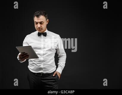 Eleganten Mann Blick auf pad Stockfoto