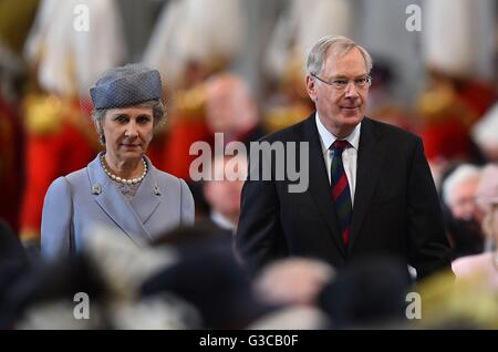 Der Herzog und die Herzogin von Gloucester Ankunft in St. Pauls Cathedral in London zum Wehrdienst Erntedankfest anlässlich des 90. Geburtstags von Queen Elizabeth II. Stockfoto