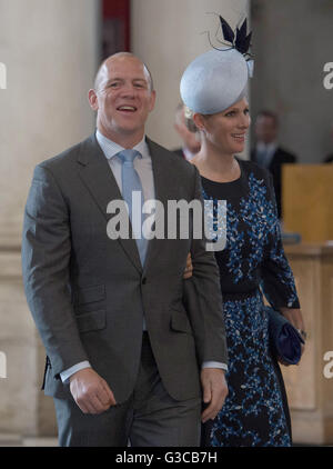 Mike und Zara Tindall kommt in St. Pauls Cathedral in London für einen Wehrdienst von Thanksgiving anlässlich des 90. Geburtstags von Queen Elizabeth II. Stockfoto