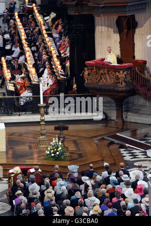 Justin Welby, der Erzbischof von Canterbury, spricht von der Kanzel bei einem Wehrdienst von Thanksgiving anlässlich des 90. Geburtstags von Königin Elizabeth II. in St. Pauls Cathedral in London. Stockfoto