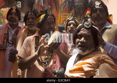 Sadhu spielen Damaru oder Trommel. Kumbh mela 2016. ujjain, Madhya Pradesh, Indien Stockfoto