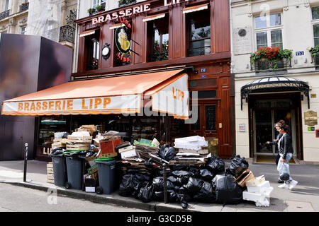 Müll sammeln in den Streik in Paris Stockfoto