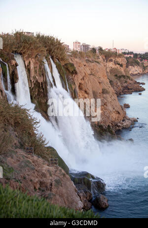 Berühmte Duden Wasserfälle in der Abenddämmerung im Ferienort Antalya (Türkei). Stockfoto