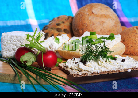 Gesundes Frühstück, Sandwich, Quark, Gemüse Stockfoto