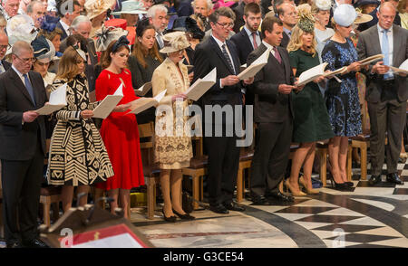 (links nach rechts) Der Herzog von York, Prinzessin Beatrice, Prinzessin Eugenie, Prinzessin Royal, Sir Tim Laurence, Peter Phillips, Autumn Phillips, Zara und Mike Tindall besuchen den Wehrdienst des Erntedankfestes anlässlich des 90. Geburtstags von Königin Elizabeth II. in St. Pauls Cathedral, London. Stockfoto