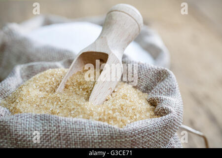 Verschiedene Arten von Zucker, brauner Zucker und weiß Stockfoto