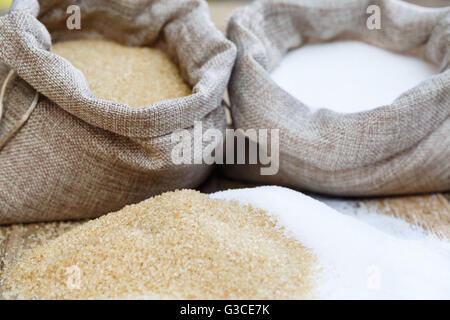 Verschiedene Arten von Zucker, brauner Zucker und weiß Stockfoto