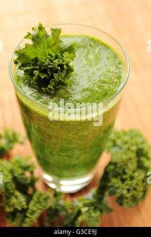 Clouseup Blick auf ein Glas mit grünen Smoothie mit frischen Kohl Blätter Stockfoto