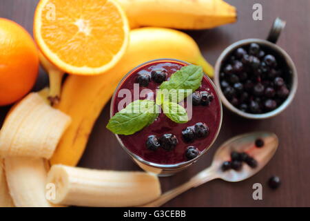 Frischer Smoothie mit Banane, Orange und Heidelbeeren Früchten Stockfoto