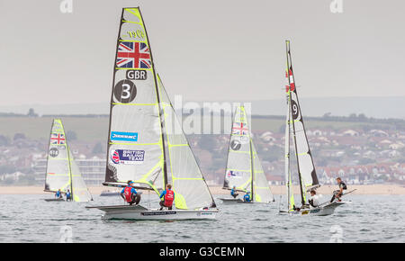 Britischen Olympischen 49er Klasse Matrosen Dylan Fletcher (links) und Alain Zeichen (Nr. 3) im Bild Mitte Rennen sechs am dritten Tag des ISAF Sailing World Cup in Weymouth and Portland National Sailing Academy, Weymouth. PRESSEVERBAND Foto. Bild Datum: Freitag, 10. Juni 2016. Vgl. PA Geschichte SAILING World Cup. Bildnachweis sollte lauten: Chris Ison/PA Wire. Stockfoto