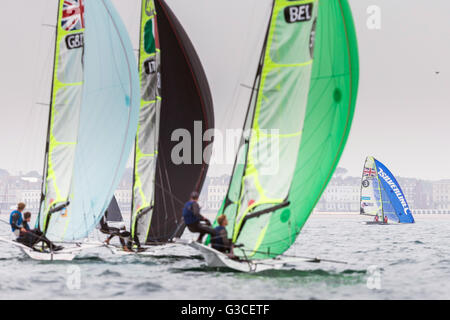 Britischen Olympischen 49er Klasse Matrosen Dylan Fletcher und Alain Zeichen (ganz rechts) führt die Flotte Mitte Rennen sechs am Tag drei des ISAF Sailing World Cup in Weymouth and Portland National Sailing Academy, Weymouth. Stockfoto