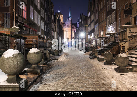 Straße in der Altstadt von Danzig, Mariacka Street im Winter. Stockfoto