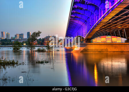 Blick von der Stahlbrücke nach Warschau in der Abenddämmerung. Brücke Slasko-Dabrowski Stockfoto