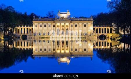 Königlicher Palast auf dem Wasser im Lazienki-Park in der Nacht, Warschau Stockfoto