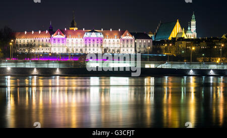 Blick bei Nacht in der Altstadt von Warschau aus dem Fluss Stockfoto