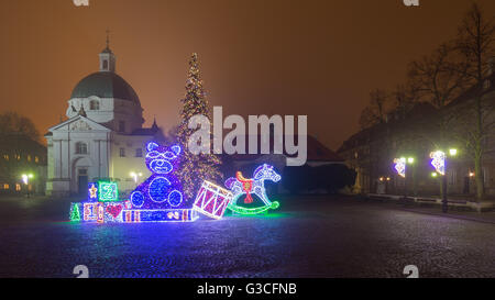 Weihnachts-Dekoration auf dem Neustädter Platz in Warschau in der Nacht Stockfoto