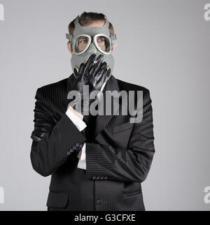 Mann in eine Gasmaske mit einer Zigarette Stockfoto